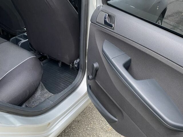 Серый Шкода Фабия, объемом двигателя 1.4 л и пробегом 243 тыс. км за 4600 $, фото 9 на Automoto.ua