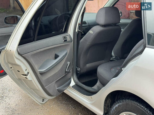 Серый Шкода Фабия, объемом двигателя 1.39 л и пробегом 208 тыс. км за 3999 $, фото 23 на Automoto.ua