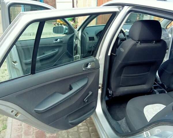 Серый Шкода Фабия, объемом двигателя 1.39 л и пробегом 257 тыс. км за 4200 $, фото 9 на Automoto.ua