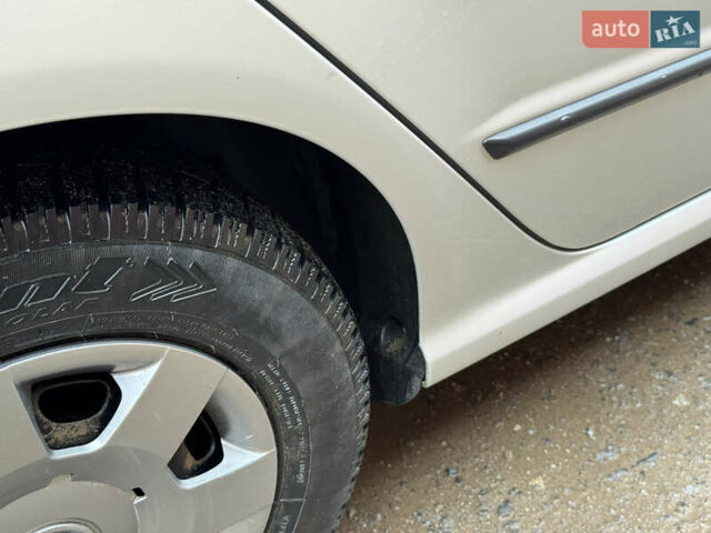 Серый Шкода Фабия, объемом двигателя 1.39 л и пробегом 208 тыс. км за 3999 $, фото 12 на Automoto.ua