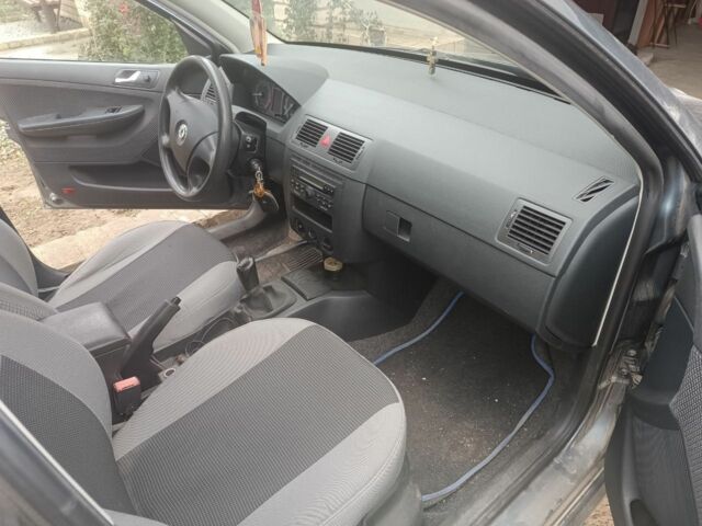 Серый Шкода Фабия, объемом двигателя 1.4 л и пробегом 165 тыс. км за 4700 $, фото 3 на Automoto.ua