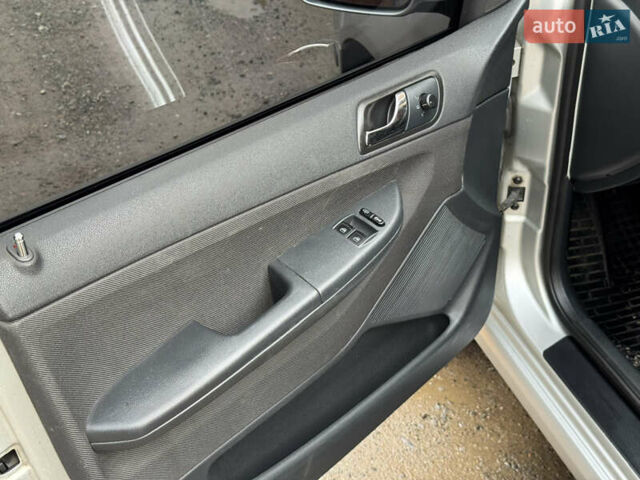 Серый Шкода Фабия, объемом двигателя 1.39 л и пробегом 208 тыс. км за 3999 $, фото 18 на Automoto.ua