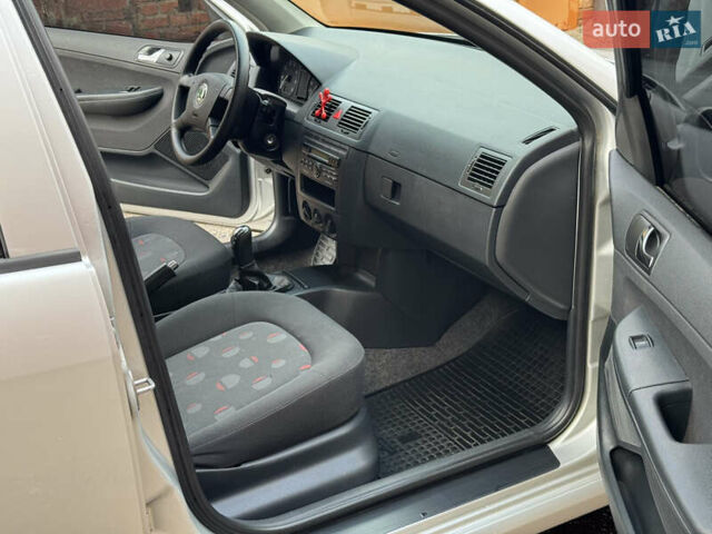 Серый Шкода Фабия, объемом двигателя 1.39 л и пробегом 208 тыс. км за 3999 $, фото 25 на Automoto.ua