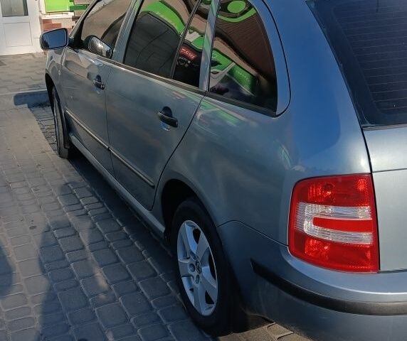 Сірий Шкода Фабія, об'ємом двигуна 1.4 л та пробігом 175 тис. км за 4300 $, фото 3 на Automoto.ua