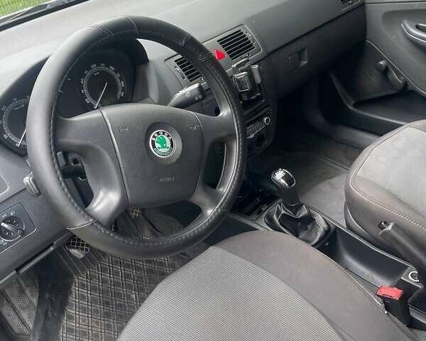 Сірий Шкода Фабія, об'ємом двигуна 1.4 л та пробігом 275 тис. км за 3200 $, фото 2 на Automoto.ua
