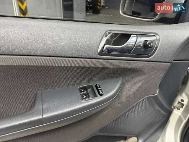 Серый Шкода Фабия, объемом двигателя 1.39 л и пробегом 178 тыс. км за 5100 $, фото 6 на Automoto.ua