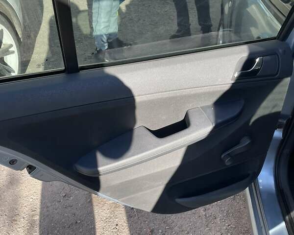 Серый Шкода Фабия, объемом двигателя 1.39 л и пробегом 207 тыс. км за 4300 $, фото 12 на Automoto.ua