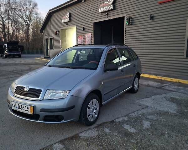 Серый Шкода Фабия, объемом двигателя 1.4 л и пробегом 202 тыс. км за 3750 $, фото 1 на Automoto.ua