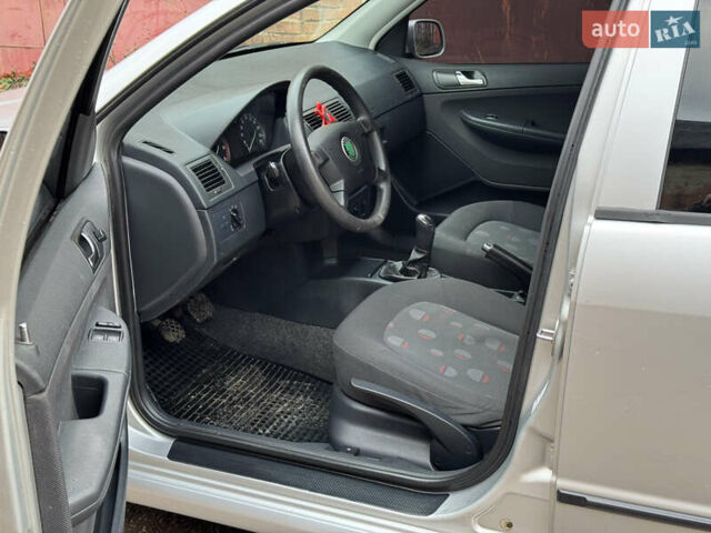 Серый Шкода Фабия, объемом двигателя 1.39 л и пробегом 208 тыс. км за 3999 $, фото 17 на Automoto.ua