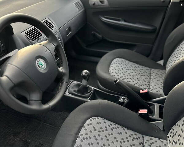 Серый Шкода Фабия, объемом двигателя 1.39 л и пробегом 224 тыс. км за 4500 $, фото 13 на Automoto.ua