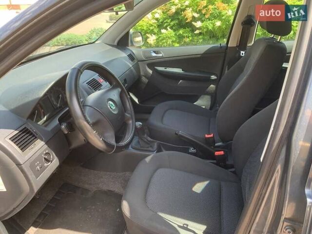 Серый Шкода Фабия, объемом двигателя 1.39 л и пробегом 191 тыс. км за 4550 $, фото 45 на Automoto.ua