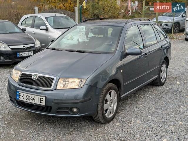 Шкода Фабия 2005 в Ровно на Automoto.ua Серый Шкода Фабия, объемом двигателя 1.39 л и пробегом 180 тыс. км за 3990 $, фото 1 на Automoto.ua