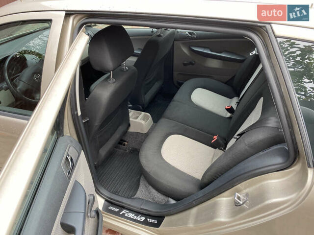 Шкода Фабия 2005 в Ровно на Automoto.ua Серый Шкода Фабия, объемом двигателя 1.39 л и пробегом 230 тыс. км за 4000 $, фото 9 на Automoto.ua