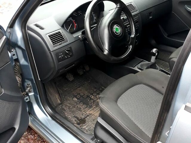 Серый Шкода Фабия, объемом двигателя 1.4 л и пробегом 165 тыс. км за 4450 $, фото 2 на Automoto.ua