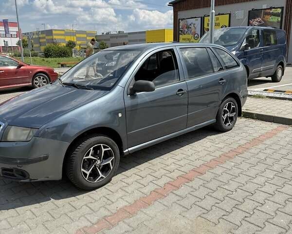 Серый Шкода Фабия, объемом двигателя 1.2 л и пробегом 305 тыс. км за 3400 $, фото 3 на Automoto.ua