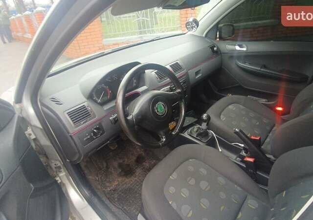 Серый Шкода Фабия, объемом двигателя 1.4 л и пробегом 150 тыс. км за 3200 $, фото 1 на Automoto.ua