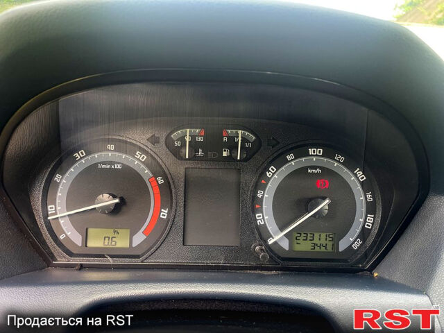 Серый Шкода Фабия, объемом двигателя 1.4 л и пробегом 233 тыс. км за 4000 $, фото 5 на Automoto.ua