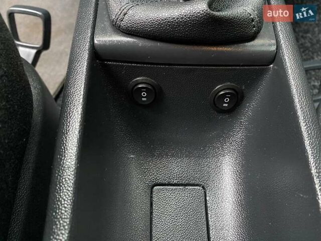 Серый Шкода Фабия, объемом двигателя 1.39 л и пробегом 177 тыс. км за 4800 $, фото 26 на Automoto.ua