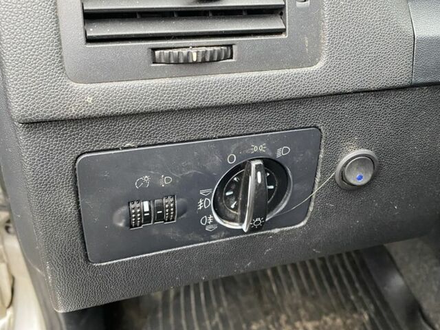 Серый Шкода Фабия, объемом двигателя 1.4 л и пробегом 230 тыс. км за 2800 $, фото 7 на Automoto.ua