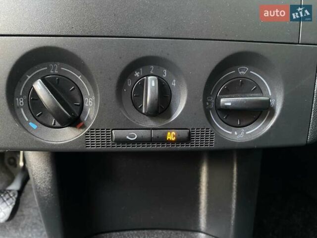 Серый Шкода Фабия, объемом двигателя 1.39 л и пробегом 177 тыс. км за 4800 $, фото 27 на Automoto.ua