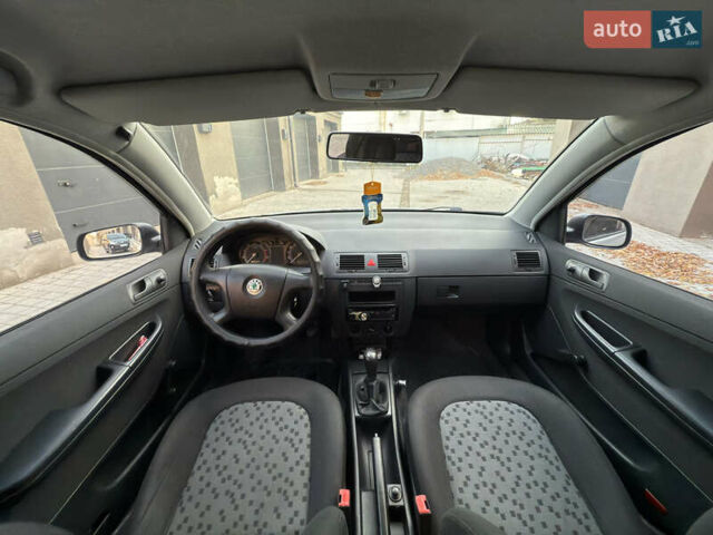 Шкода Фабия 2005 в Каменце-Подольском на Automoto.ua Серый Шкода Фабия, объемом двигателя 1.4 л и пробегом 240 тыс. км за 3850 $, фото 12 на Automoto.ua