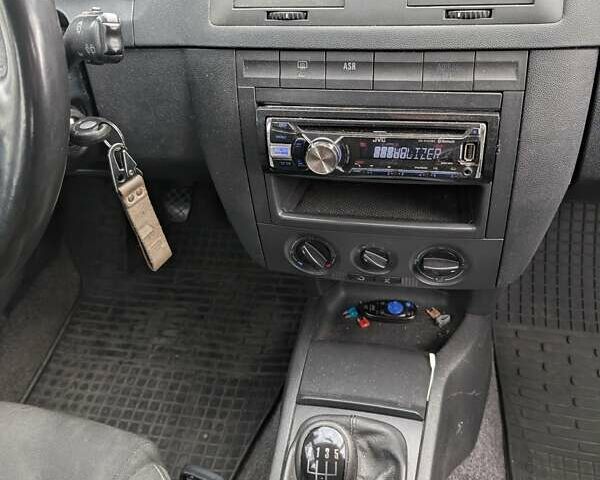 Шкода Фабия 2005 в Ровно на Automoto.ua Серый Шкода Фабия, объемом двигателя 1.39 л и пробегом 180 тыс. км за 3990 $, фото 42 на Automoto.ua