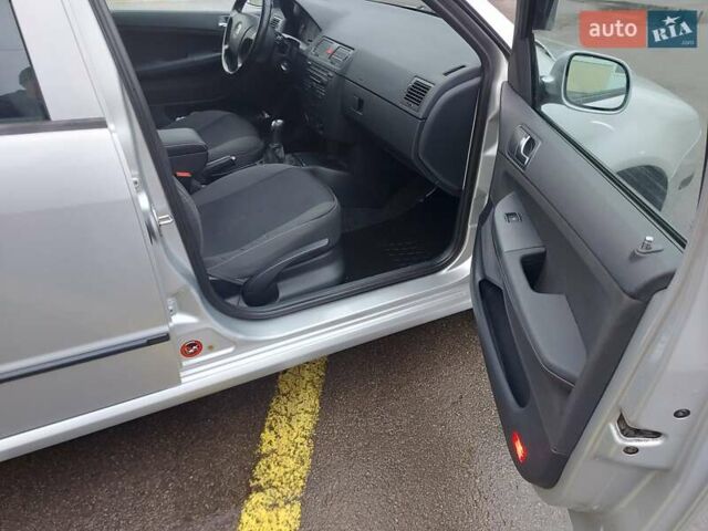 Серый Шкода Фабия, объемом двигателя 1.39 л и пробегом 100 тыс. км за 4700 $, фото 12 на Automoto.ua