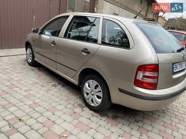 Шкода Фабия 2005 в Ровно на Automoto.ua Серый Шкода Фабия, объемом двигателя 1.39 л и пробегом 230 тыс. км за 4000 $, фото 5 на Automoto.ua