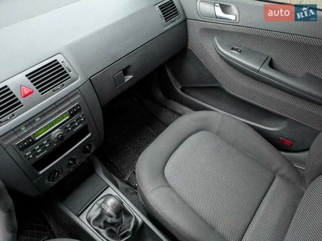 Серый Шкода Фабия, объемом двигателя 1.39 л и пробегом 230 тыс. км за 5000 $, фото 13 на Automoto.ua