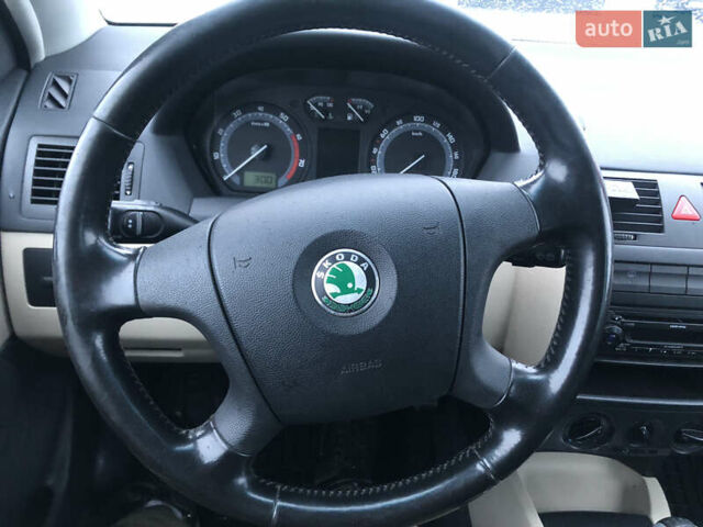 Серый Шкода Фабия, объемом двигателя 1.39 л и пробегом 225 тыс. км за 4300 $, фото 16 на Automoto.ua