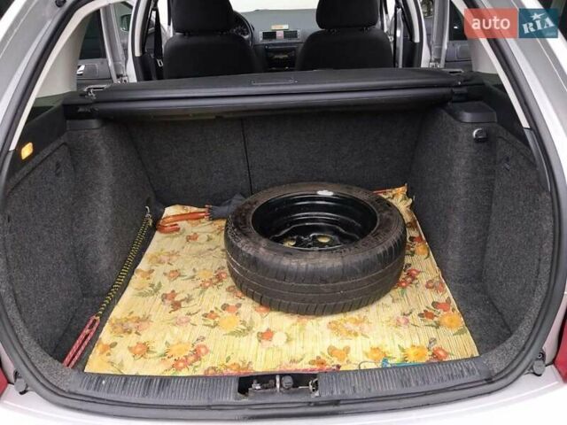 Серый Шкода Фабия, объемом двигателя 1.39 л и пробегом 229 тыс. км за 4500 $, фото 4 на Automoto.ua