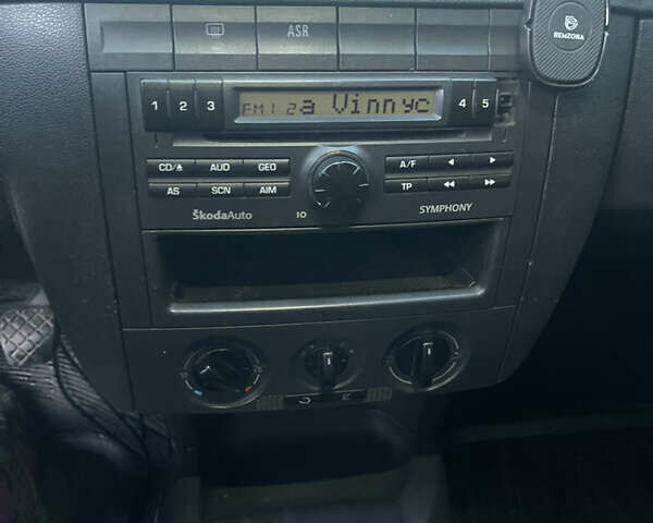 Серый Шкода Фабия, объемом двигателя 1.39 л и пробегом 197 тыс. км за 3950 $, фото 11 на Automoto.ua