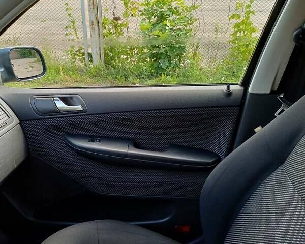 Серый Шкода Фабия, объемом двигателя 1.39 л и пробегом 261 тыс. км за 3999 $, фото 4 на Automoto.ua