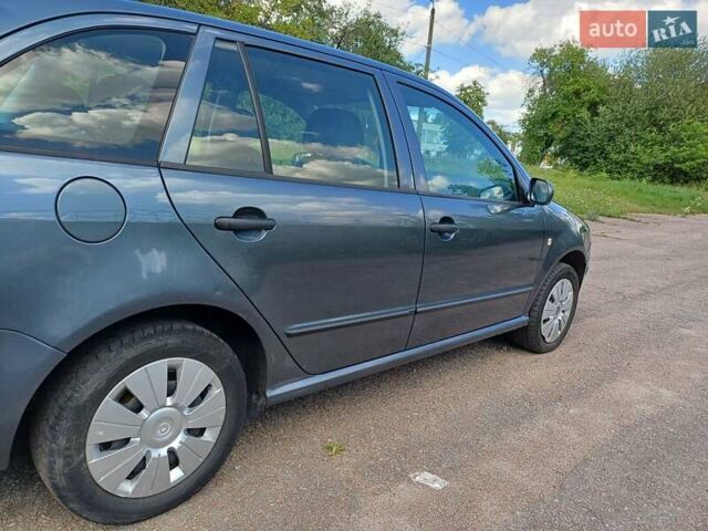 Серый Шкода Фабия, объемом двигателя 1.39 л и пробегом 261 тыс. км за 3999 $, фото 5 на Automoto.ua