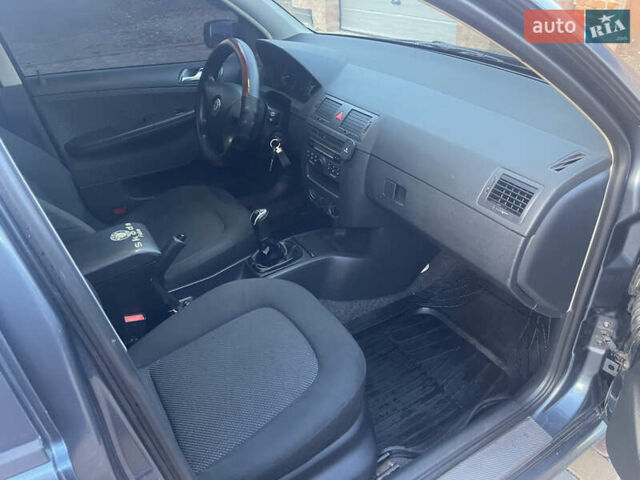 Серый Шкода Фабия, объемом двигателя 1.39 л и пробегом 197 тыс. км за 3950 $, фото 6 на Automoto.ua