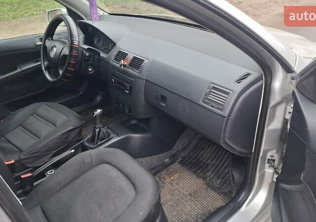 Сірий Шкода Фабія, об'ємом двигуна 1.39 л та пробігом 250 тис. км за 2850 $, фото 10 на Automoto.ua