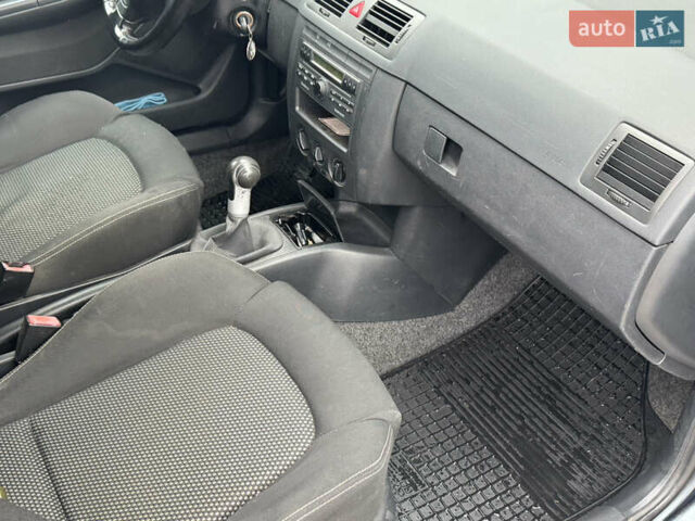Серый Шкода Фабия, объемом двигателя 1.4 л и пробегом 266 тыс. км за 3998 $, фото 11 на Automoto.ua