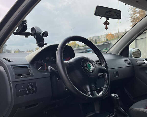 Серый Шкода Фабия, объемом двигателя 1.4 л и пробегом 237 тыс. км за 3650 $, фото 4 на Automoto.ua