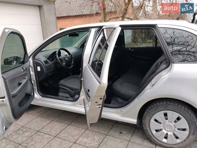 Серый Шкода Фабия, объемом двигателя 1.39 л и пробегом 229 тыс. км за 4500 $, фото 10 на Automoto.ua