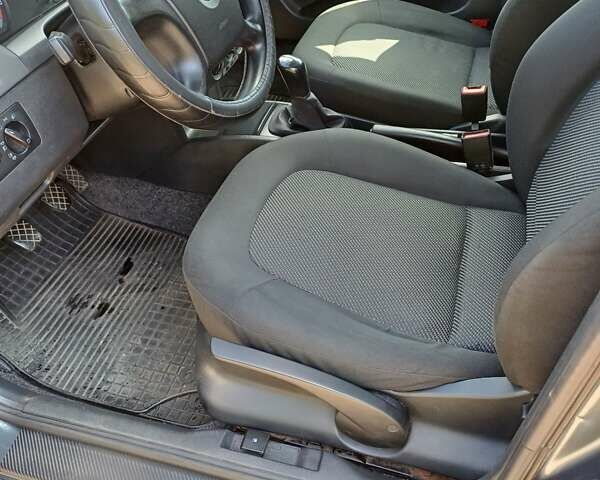 Серый Шкода Фабия, объемом двигателя 1.39 л и пробегом 261 тыс. км за 3999 $, фото 6 на Automoto.ua