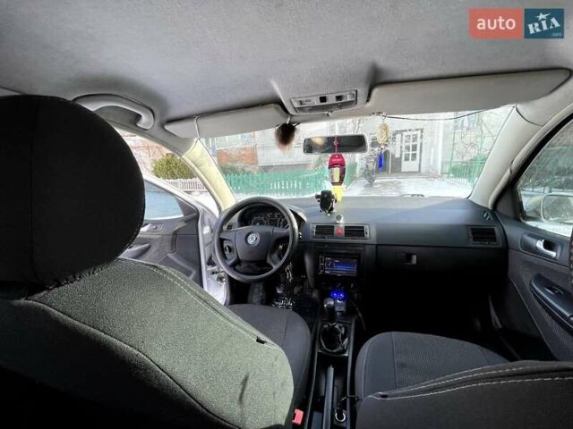 Сірий Шкода Фабія, об'ємом двигуна 1.39 л та пробігом 345 тис. км за 3900 $, фото 6 на Automoto.ua