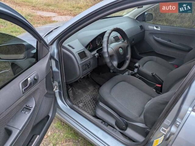 Серый Шкода Фабия, объемом двигателя 1.39 л и пробегом 230 тыс. км за 5000 $, фото 10 на Automoto.ua