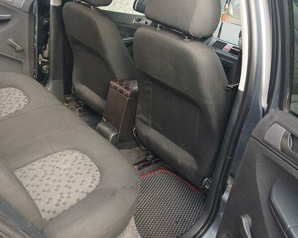 Серый Шкода Фабия, объемом двигателя 1.39 л и пробегом 297 тыс. км за 3800 $, фото 4 на Automoto.ua