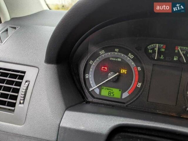 Серый Шкода Фабия, объемом двигателя 1.39 л и пробегом 230 тыс. км за 5000 $, фото 7 на Automoto.ua