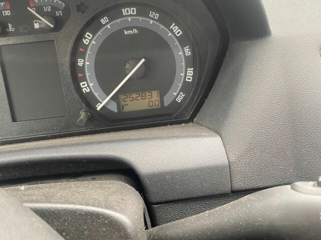 Сірий Шкода Фабія, об'ємом двигуна 1.4 л та пробігом 252 тис. км за 1300 $, фото 9 на Automoto.ua