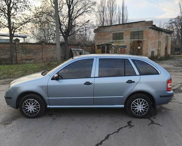 Серый Шкода Фабия, объемом двигателя 1.2 л и пробегом 235 тыс. км за 3800 $, фото 1 на Automoto.ua