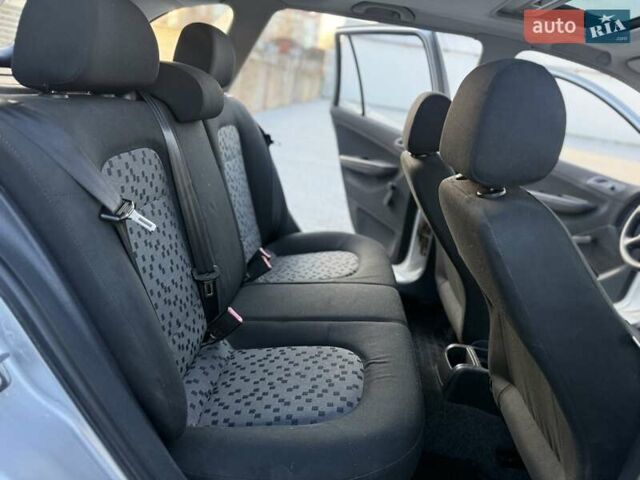 Серый Шкода Фабия, объемом двигателя 1.39 л и пробегом 165 тыс. км за 3950 $, фото 26 на Automoto.ua