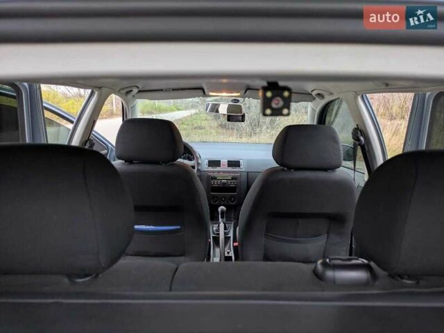 Серый Шкода Фабия, объемом двигателя 1.39 л и пробегом 230 тыс. км за 5000 $, фото 15 на Automoto.ua