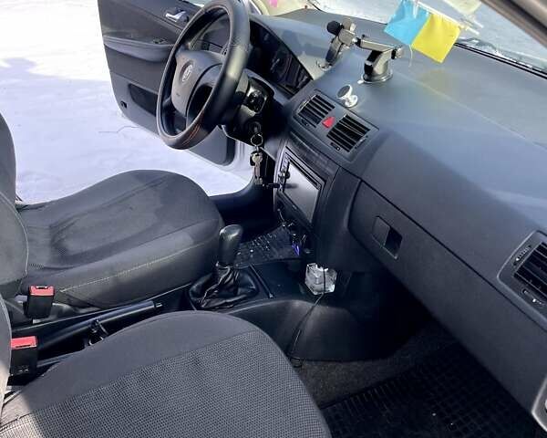 Сірий Шкода Фабія, об'ємом двигуна 1.39 л та пробігом 345 тис. км за 3900 $, фото 4 на Automoto.ua