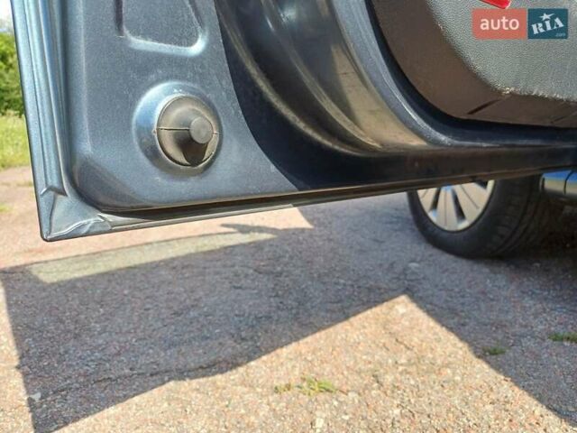 Серый Шкода Фабия, объемом двигателя 1.39 л и пробегом 261 тыс. км за 3999 $, фото 2 на Automoto.ua